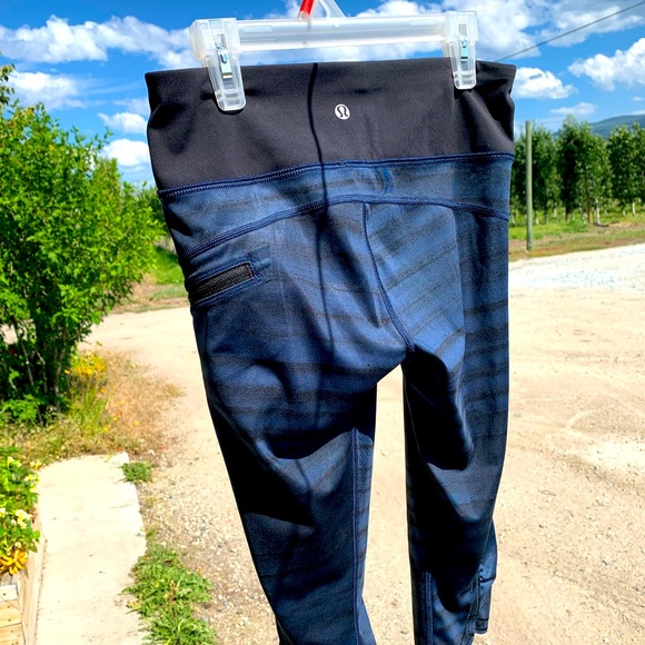Lululemon Blue & Black Capri Size 4 Great condition - Picture 2 of 8